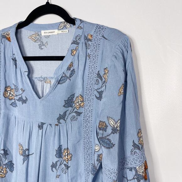 Blu Pepper Medium M Blue Floral VNeck Peasant Blouse Top Lace Detail 3/4 Sleeve - Picture 3 of 8
